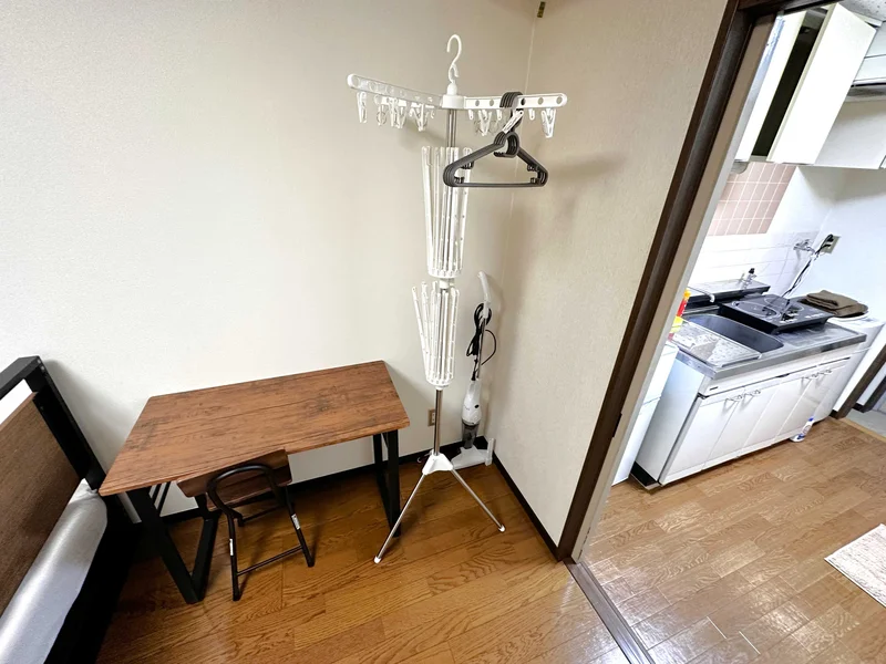 【PC作業デスク】富山県高岡市ウィークリーマンションでは、長期出張にも併せてPC作業デスクを完備しております。駅前からもアクセスが良いので出張に是非ご利用下さい。