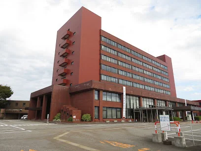 高岡市役所まで車で5分