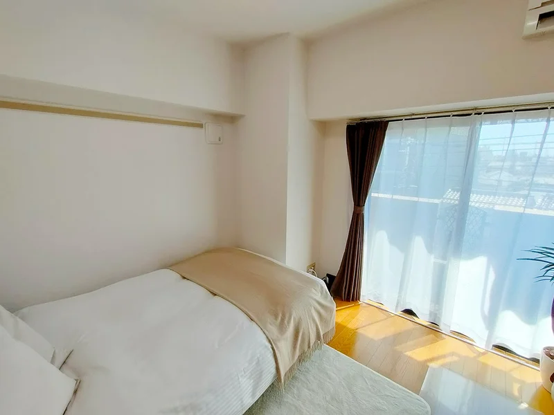 写真はお部屋のイメージです。ラグなどの室内装飾はございません。