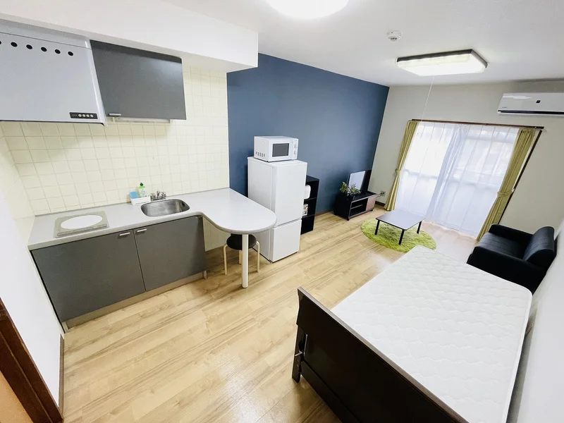 温かい雰囲気のお部屋！ソファー付です☆自宅で暮らすような空間が魅力的♪出張の方はもちろん、学生さんや観光でいらっしゃる方にもSマンスリーのお部屋は家具・家電・備品の充実度が高いため大変ご好評いただいております。