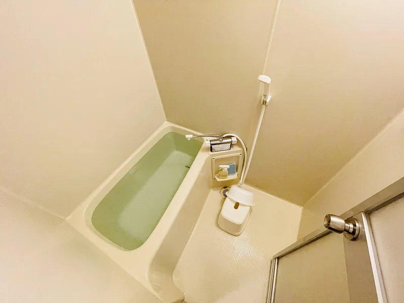 バストイレは別♪バスルームには風呂桶・風呂イス・風呂用洗剤・スポンジをご用意しておりますのでぜひご活用ください！