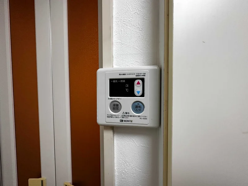 温度調節機能も完備、お湯張りも簡単に出来ます♪また、スポンジ・浴槽用洗剤も完備で高岡駅前エリアで長期利用向け。シャンプー・ボディソープ・タオルもご用意しておりますのでお荷物も少なく済みますね★