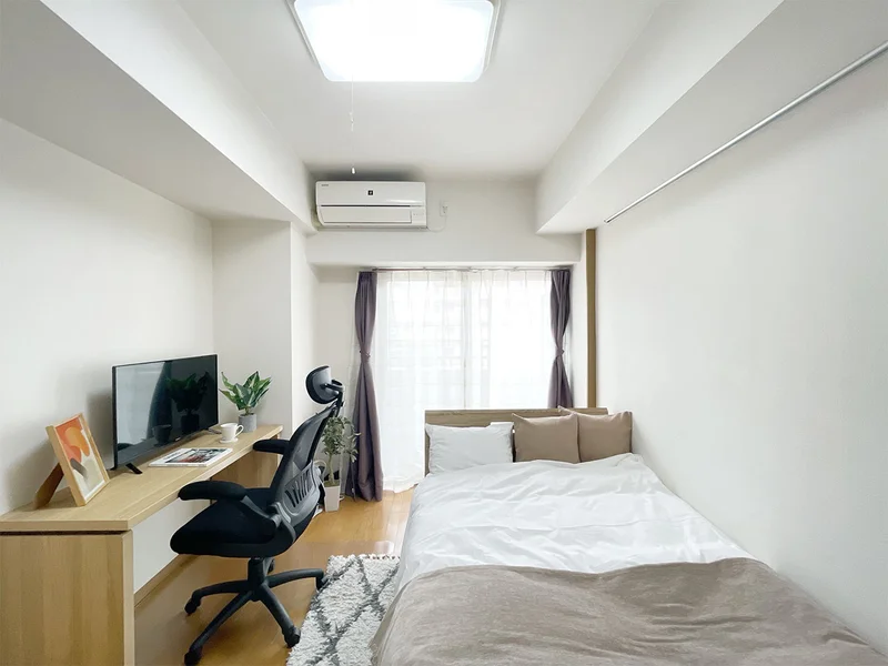 写真はお部屋のイメージです。ラグなどの室内装飾はございません。