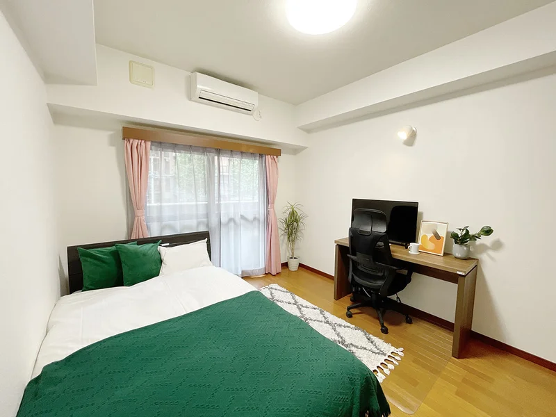 写真はお部屋のイメージです。ラグなどの室内装飾はございません。