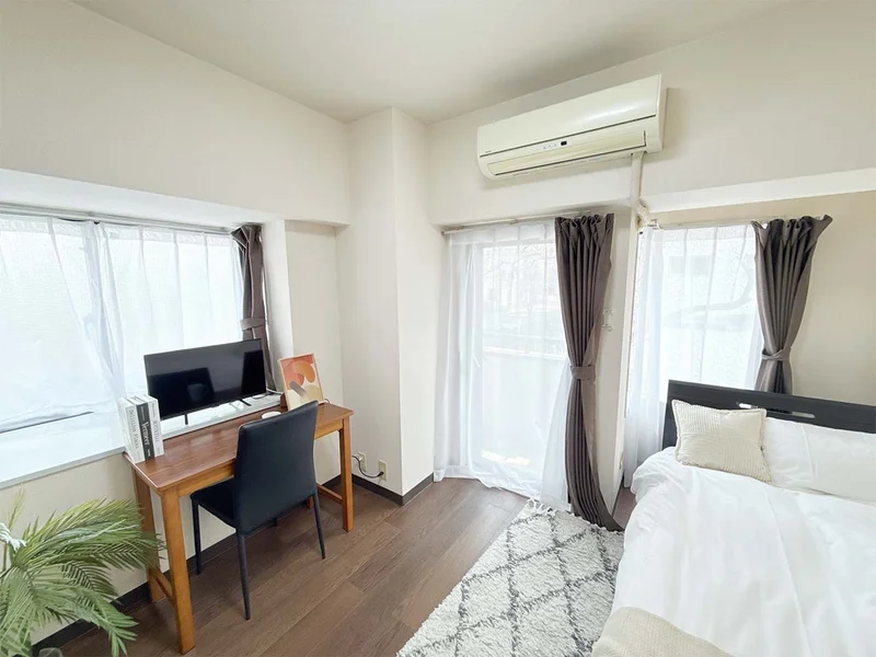 写真はお部屋のイメージです。ラグなどの室内装飾はございません。