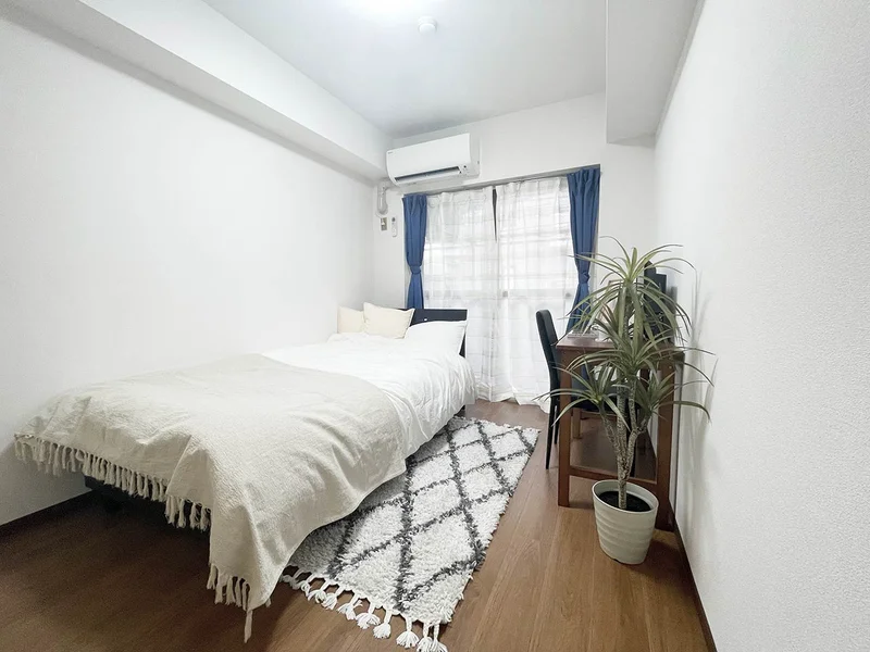 写真はお部屋のイメージです。ラグなどの室内装飾はございません。