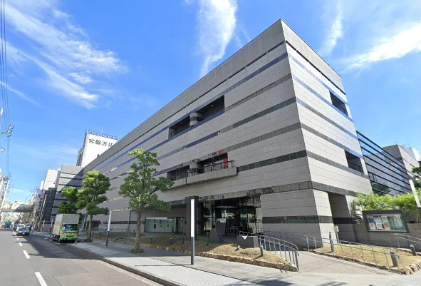 高松市美術館まで徒歩11分、800ｍ。