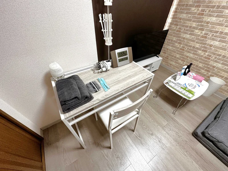 【PC作業デスク】瓦町駅前（香川県高松市）ウィークリーマンションでは、長期出張にも併せてPC作業デスクを完備しております。駅前からもアクセスが良いので出張に是非ご利用下さい。