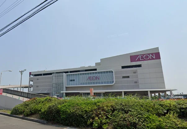 アウトレットイオンモールまで車で15分、5.9km。