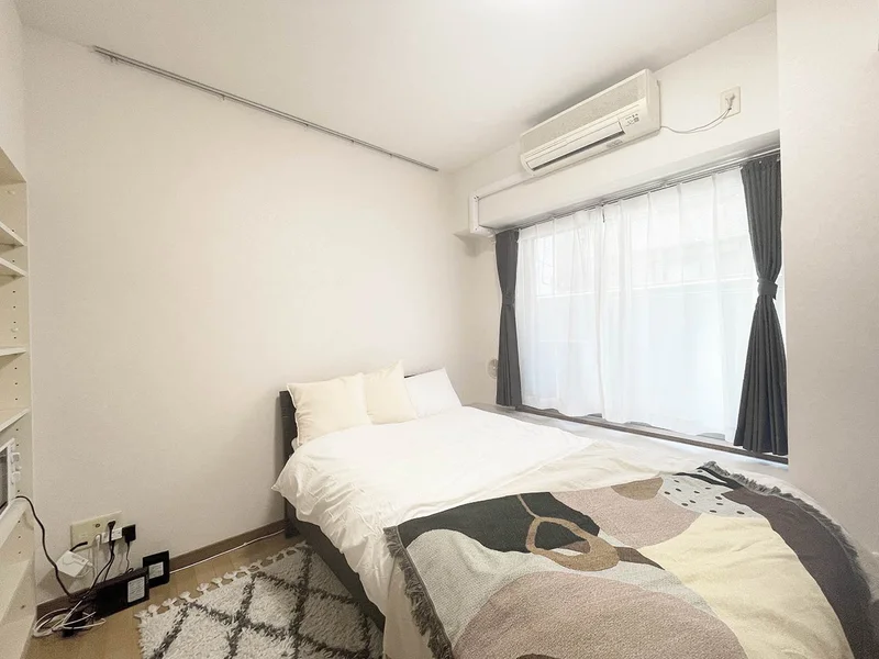 写真はお部屋のイメージです。ラグなどの室内装飾はございません。