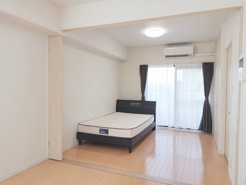 写真はお部屋のイメージです。ラグなどの室内装飾はございません。