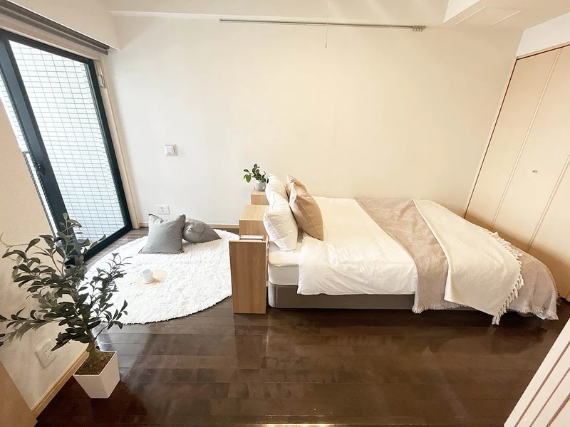 写真はお部屋のイメージです。ラグなどの室内装飾はございません。