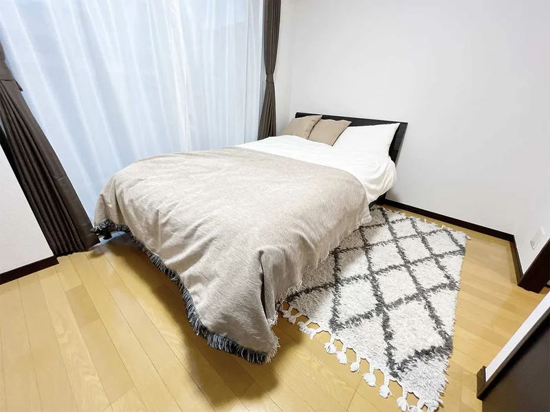 写真はお部屋のイメージです。ラグなどの室内装飾はございません。