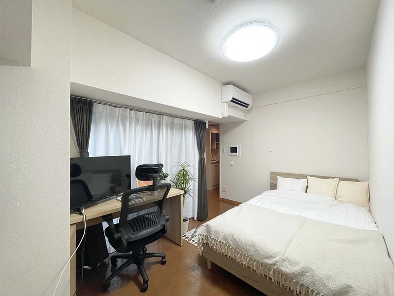 写真はお部屋のイメージです。ラグなどの室内装飾はございません。