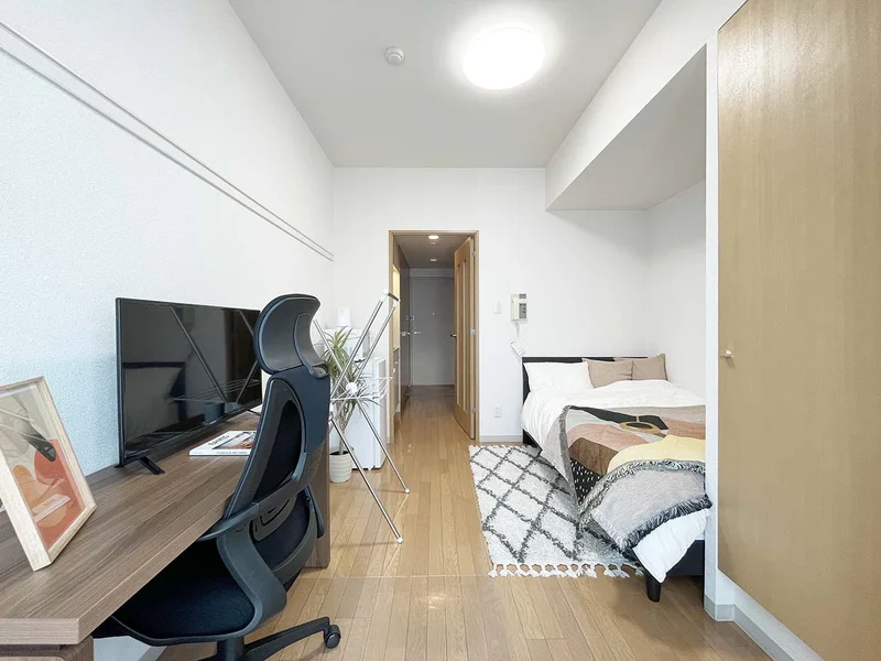 写真はお部屋のイメージです。ラグなどの室内装飾はございません。