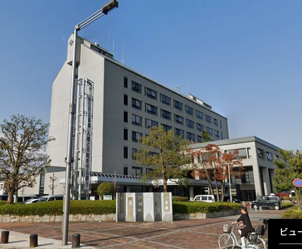 草津市役所まで車で8分、2.3km。