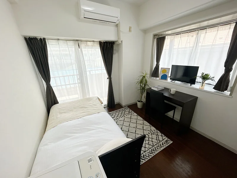 写真はお部屋のイメージです。ラグなどの室内装飾はございません。