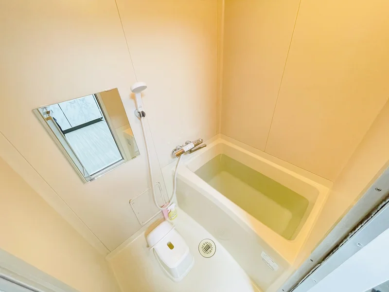 バストイレは別♪バスルームには風呂桶・風呂イス・風呂用洗剤・スポンジをご用意しておりますのでぜひご活用ください！