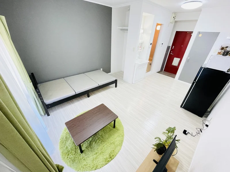 温かい雰囲気のお部屋！自宅で暮らすような空間が魅力的♪出張の方はもちろん、学生さんや観光でいらっしゃる方にもSマンスーのお部屋は家具・家電・備品の充実度が高いため大変ご好評いただいております。