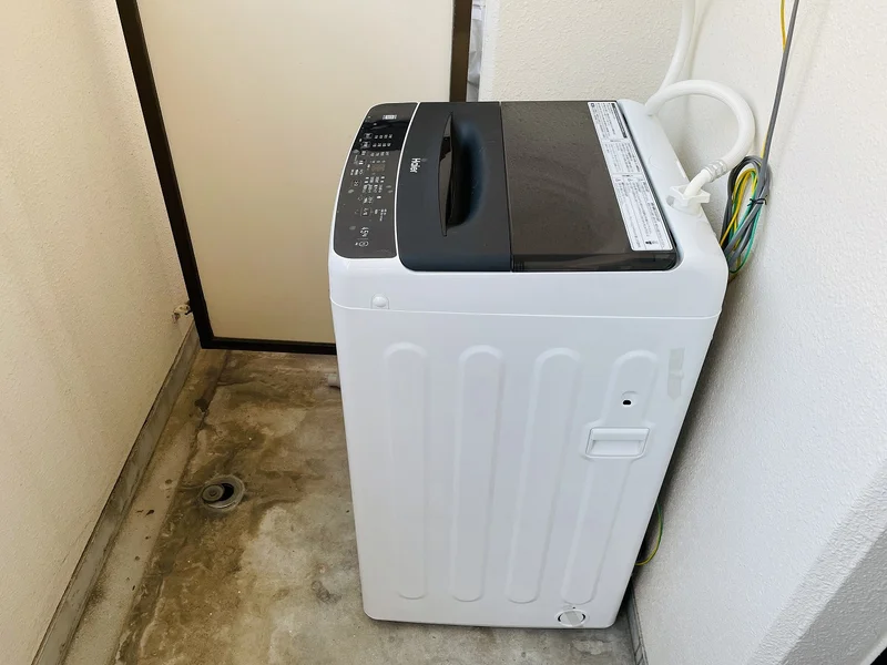 洗濯機は室外に置しております♪入居後すぐにご利用が可能です(^^♪タオル1式分もご用意しております☆彡