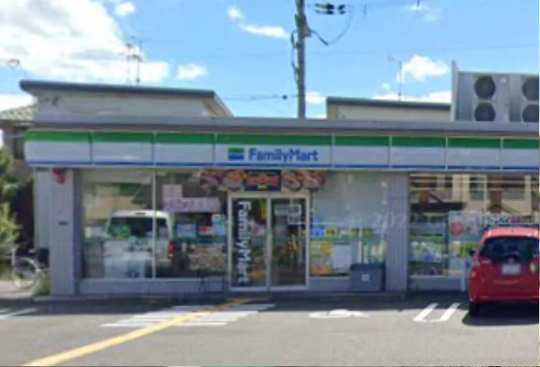 ファミリーマート 草津野路店　徒歩４分