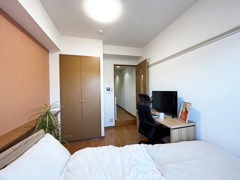 写真はお部屋のイメージです。ラグなどの室内装飾はございません。