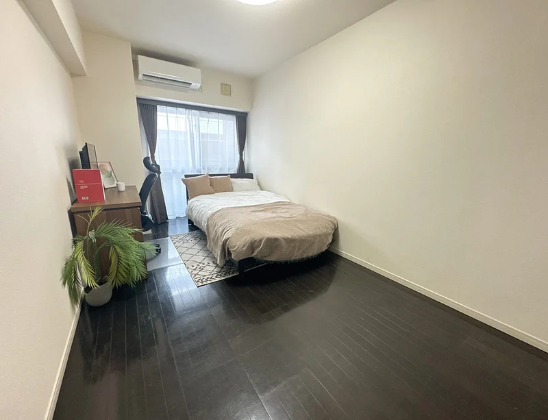 写真はお部屋のイメージです。ラグ等の室内装飾はございません。