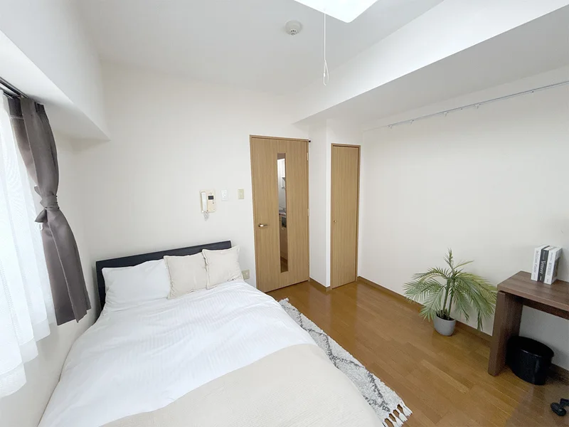 写真はお部屋のイメージです。ラグなどの室内装飾はございません。