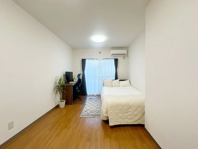 写真はお部屋のイメージです。ラグなどの室内装飾はございません。