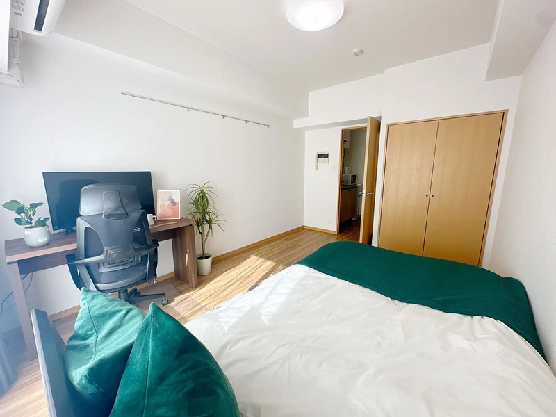 写真はお部屋のイメージです。ラグなどの室内装飾はございません。