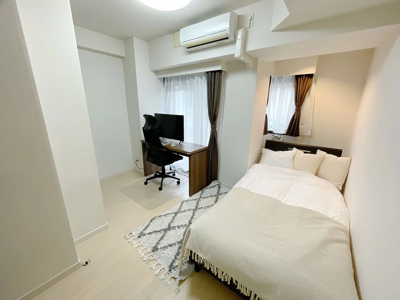 写真はお部屋のイメージです。ラグなどの室内装飾はございません。