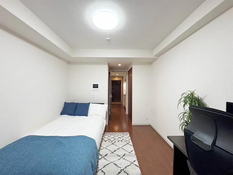 写真はお部屋のイメージです。ラグなどの室内装飾はございません。