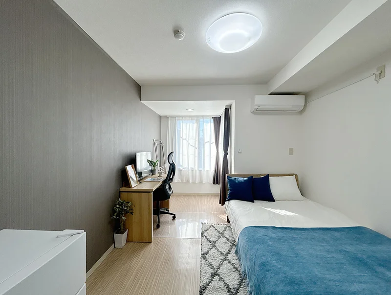 写真はお部屋のイメージです。ラグなどの室内装飾はございません。