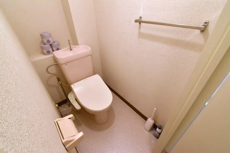 温水暖房便座付き！バストイレ別！　トイレットペーパーはもちろんトイレブラシや洗剤等備品も標準品！