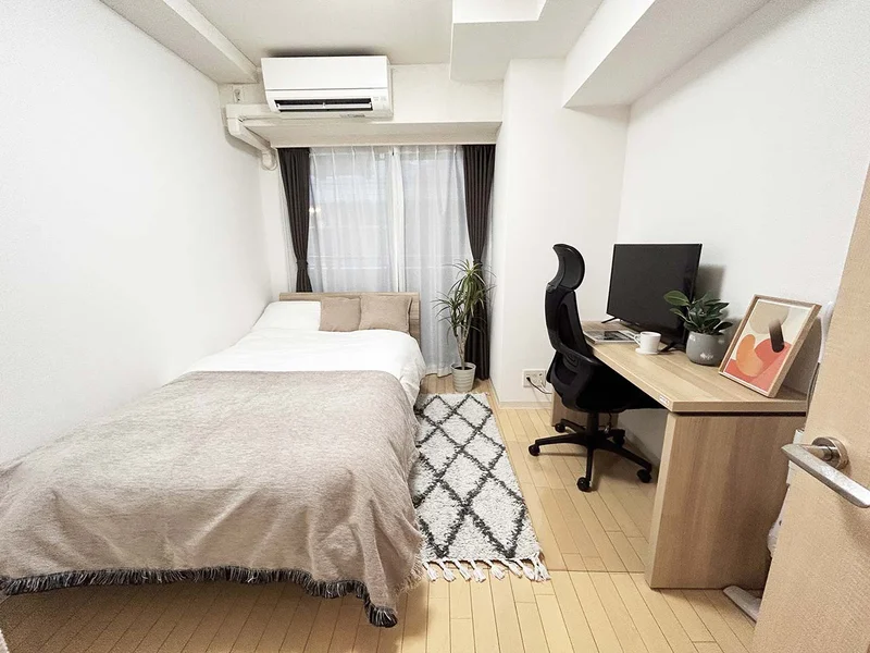 写真はお部屋のイメージです。ラグなどの室内装飾はございません。