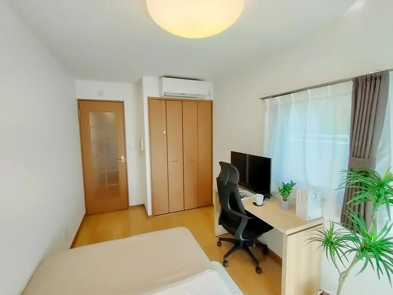 写真はお部屋のイメージです。ラグなどの室内装飾はございません。