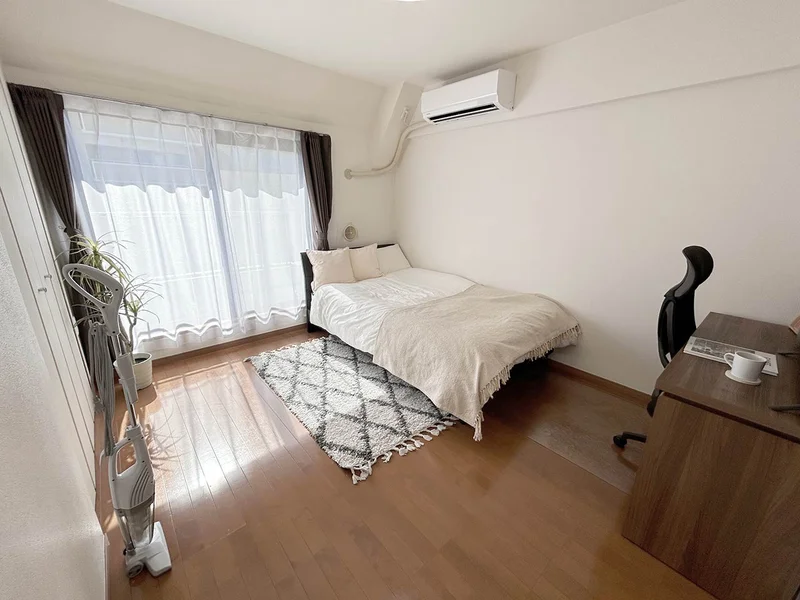 写真はお部屋のイメージです。ラグなどの室内装飾はございません。