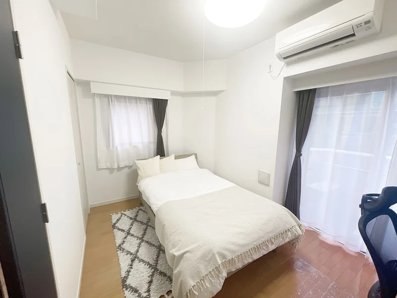 写真はお部屋のイメージです。ラグなどの室内装飾はございません。