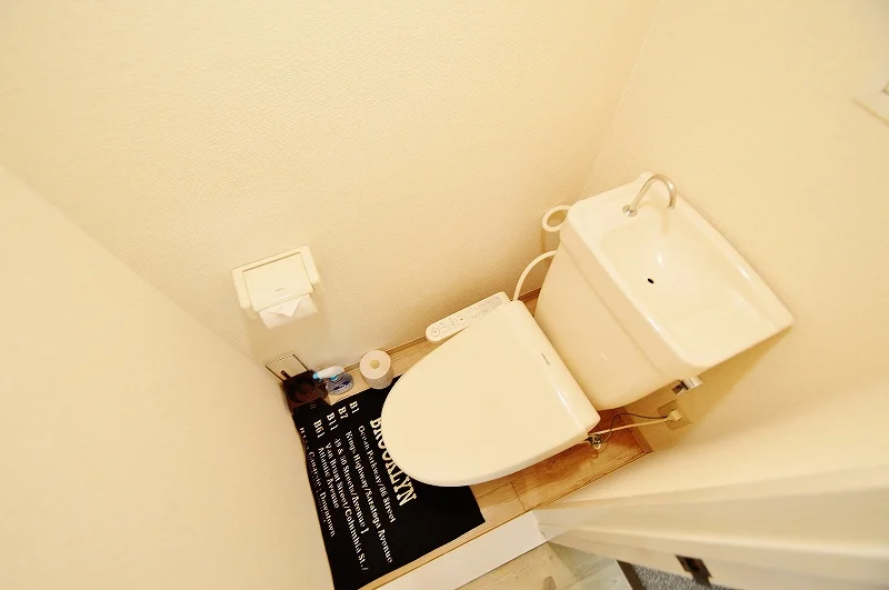 【トイレ画像】ウォシュレット付トイレです(*^^)v清掃道具もご用意しております☆彡富山滑川市(滑川市役所前)ウィークリーマンションでは標準設備です♪