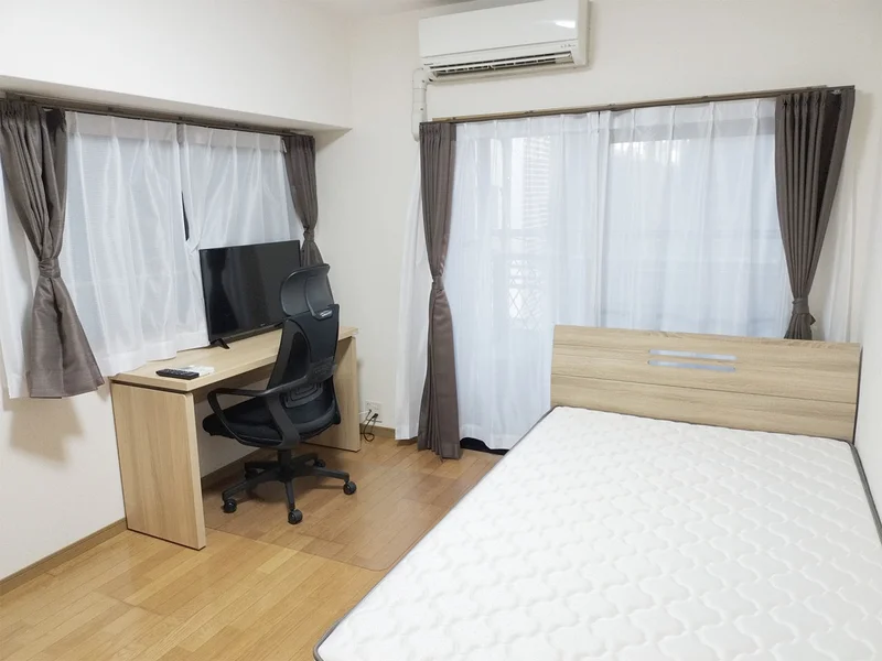 写真はお部屋のイメージです。ラグなどの室内装飾はございません。