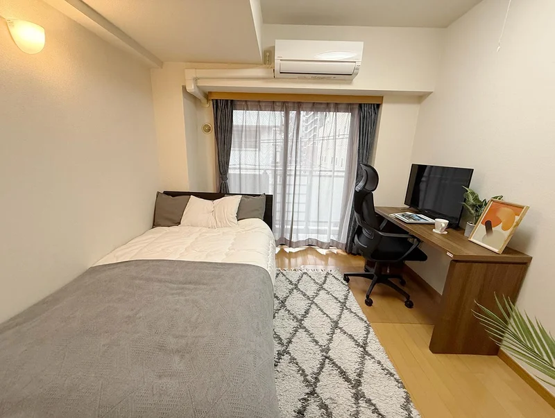 写真はお部屋のイメージです。ラグなどの室内装飾はございません。