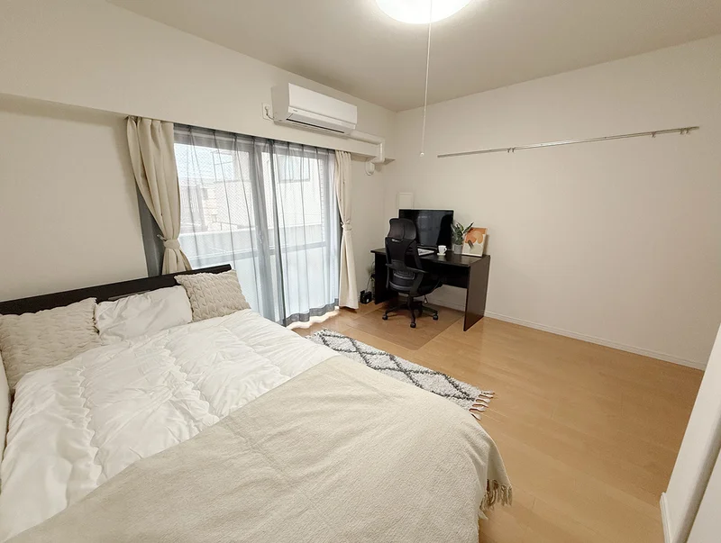 写真はお部屋のイメージです。ラグなどの室内装飾はございません。