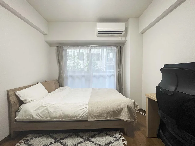 写真はお部屋のイメージです。ラグなどの室内装飾はございません。