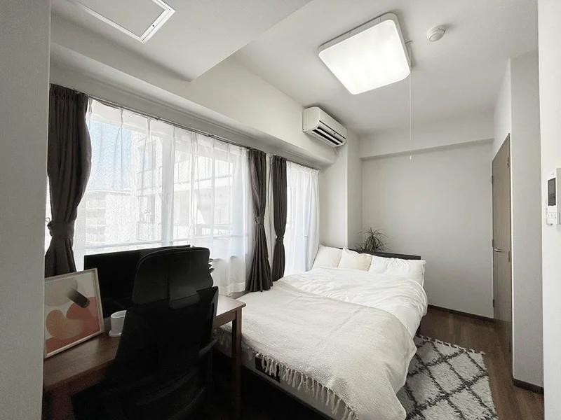 写真はお部屋のイメージです。ラグなどの室内装飾はございません。