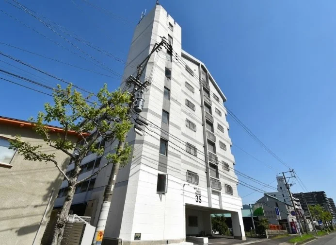 閑静で大きめの道路に面して　とり天発祥の店に徒歩圏内でコンビニも近くにある家具家電付物件！