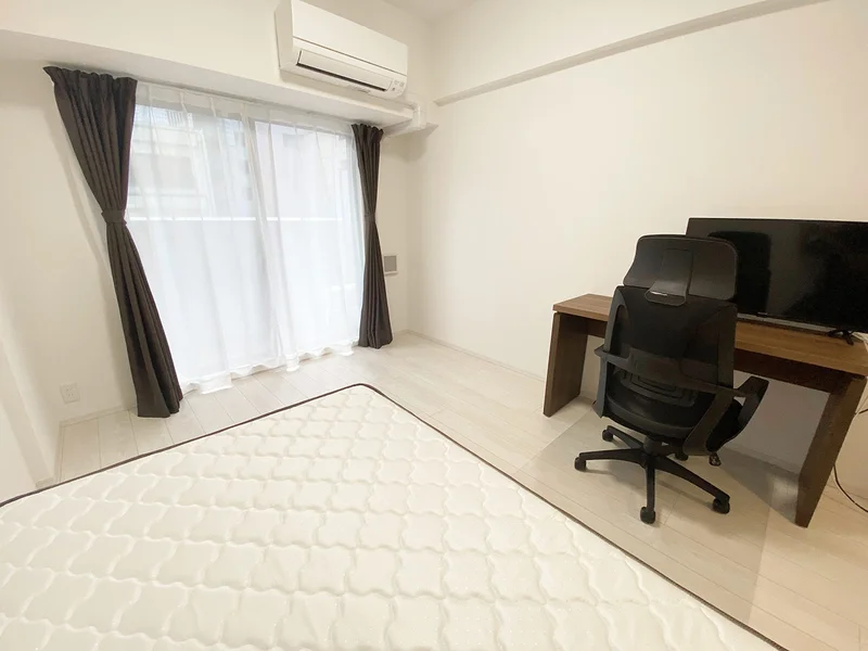 写真はお部屋のイメージです。ラグなどの室内装飾はございません。