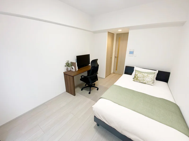 写真はお部屋のイメージです。ラグなどの室内装飾はございません。