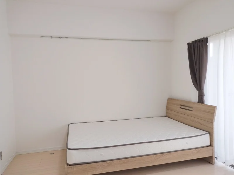 写真はお部屋のイメージです。ラグなどの室内装飾はございません。