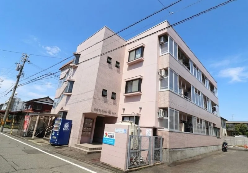 駐車場がございます。工事関係者など出張者へ　とても便利な物件！
