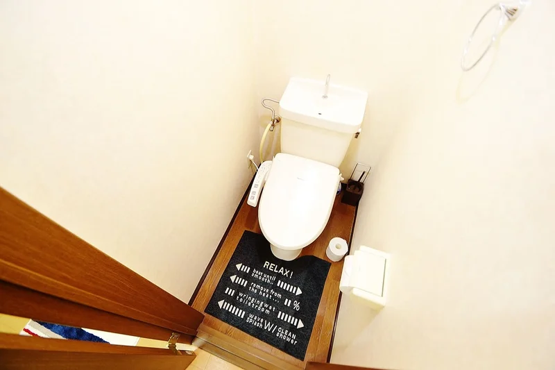 【トイレ画像】ウォシュレット付トイレです(*^^)v清掃道具もご用意しております☆彡市立四日市病院(中川原駅)ウィークリーマンションでは標準設備です♪